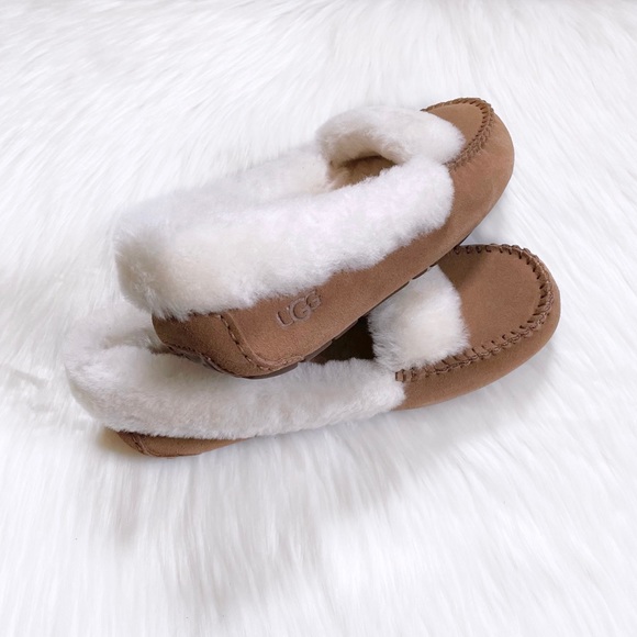 UGG Women’s Dakota Spill Seam Chestnut Moccasin Slippers - Picture 6 of 8